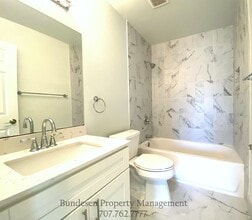 1702 Algol Ct in Petaluma, CA - Foto de edificio - Building Photo