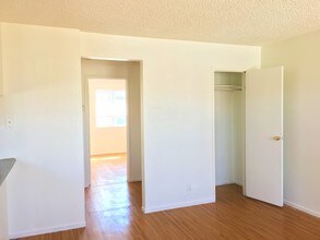 155 Westminster Way in Henderson, NV - Building Photo - Building Photo