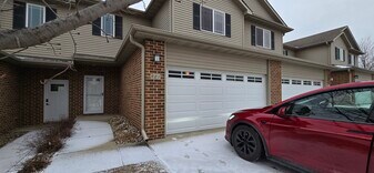 821 SE Crossings Ln in Grimes, IA - Building Photo