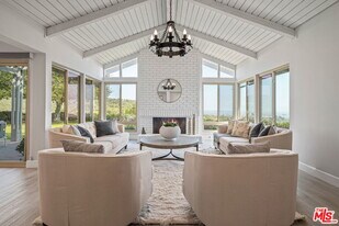 2526 Cordelia Rd in Los Angeles, CA - Building Photo