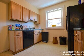 28 Manet Rd, Unit 2 in Newton, MA - Foto de edificio - Building Photo