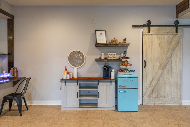 Country Village Apartments in Beaumont, TX - Foto de edificio - Building Photo