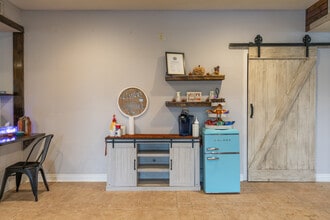 Country Village Apartments in Beaumont, TX - Foto de edificio - Building Photo