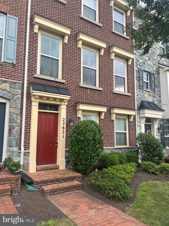 22621 Sweetspire Dr in Clarksburg, MD - Building Photo