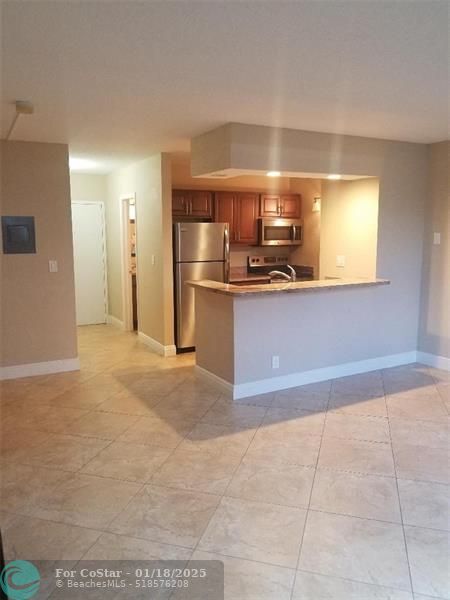 2401 Riverside Dr in Coral Springs, FL - Building Photo