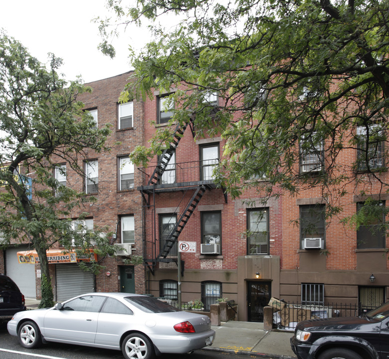 590 Pacific St in Brooklyn, NY - Building Photo