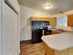 1742 N 725 W in Clinton, UT - Foto de edificio - Building Photo
