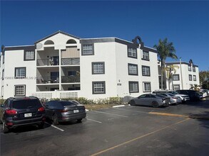 9735 Fontainebleau Blvd in Miami, FL - Building Photo - Building Photo
