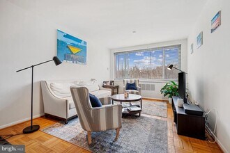 4200 Cathedral Ave NW in Washington, DC - Building Photo - Building Photo