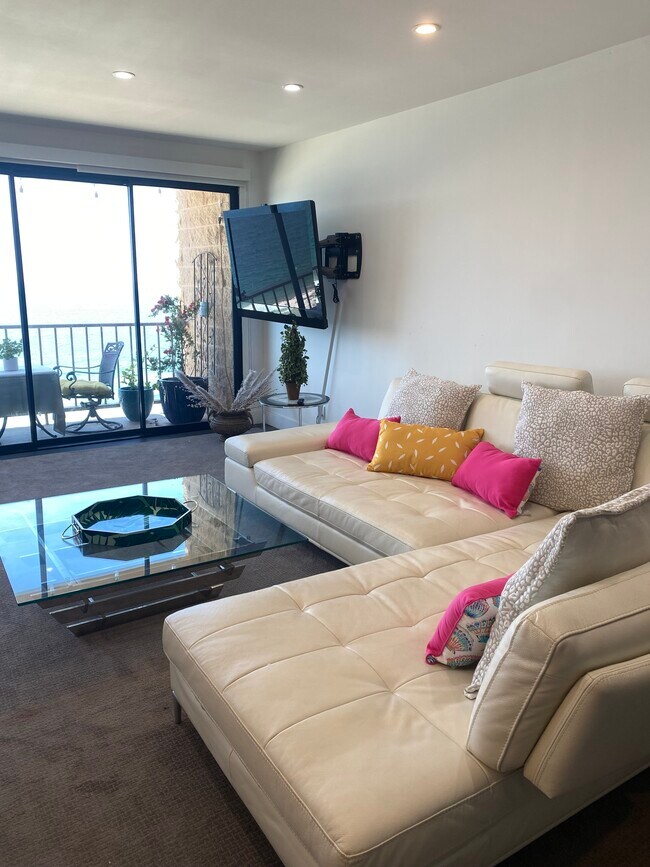 727 Esplanade, Unit 304 in Redondo Beach, CA - Foto de edificio - Building Photo