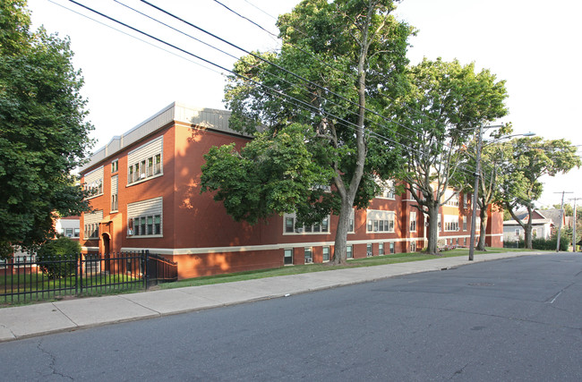 Nathan Hale Apartments in New Britain, CT - Foto de edificio - Building Photo