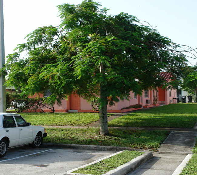 Windemere Apartments in North Miami Beach, FL - Building Photo - Building Photo