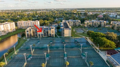 2828 Tennis Club Dr in West Palm Beach, FL - Foto de edificio - Building Photo