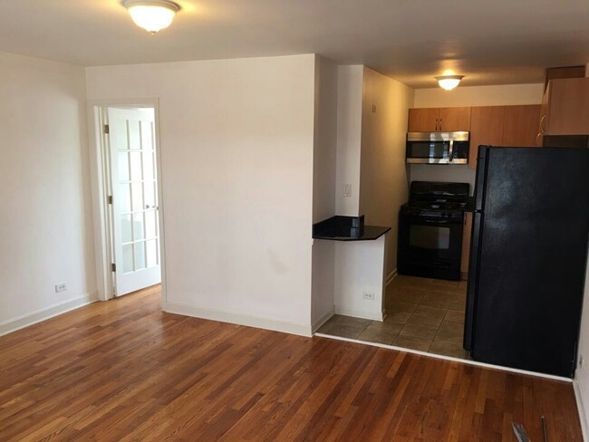 2642 W Foster Ave, Unit 201 in Chicago, IL - Building Photo - Building Photo