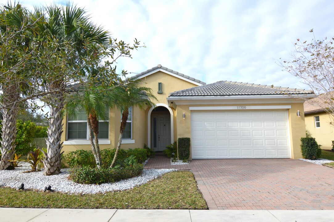 11709 SW Bennington Cir in Port St. Lucie, FL - Building Photo