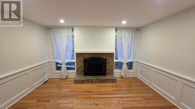 2033 Lumberman Ln in Oakville, ON - Building Photo - Building Photo