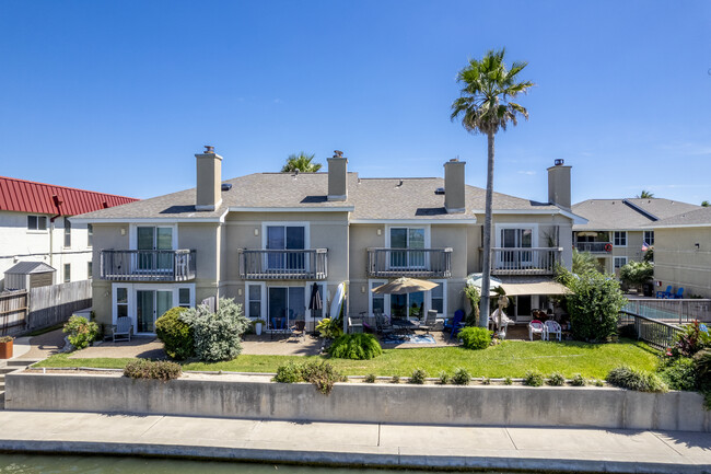 Lake Shore Villas in Corpus Christi, TX - Building Photo - Building Photo