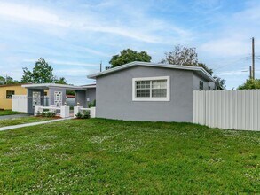 611 SW 64th Way in Pembroke Pines, FL - Building Photo - Building Photo