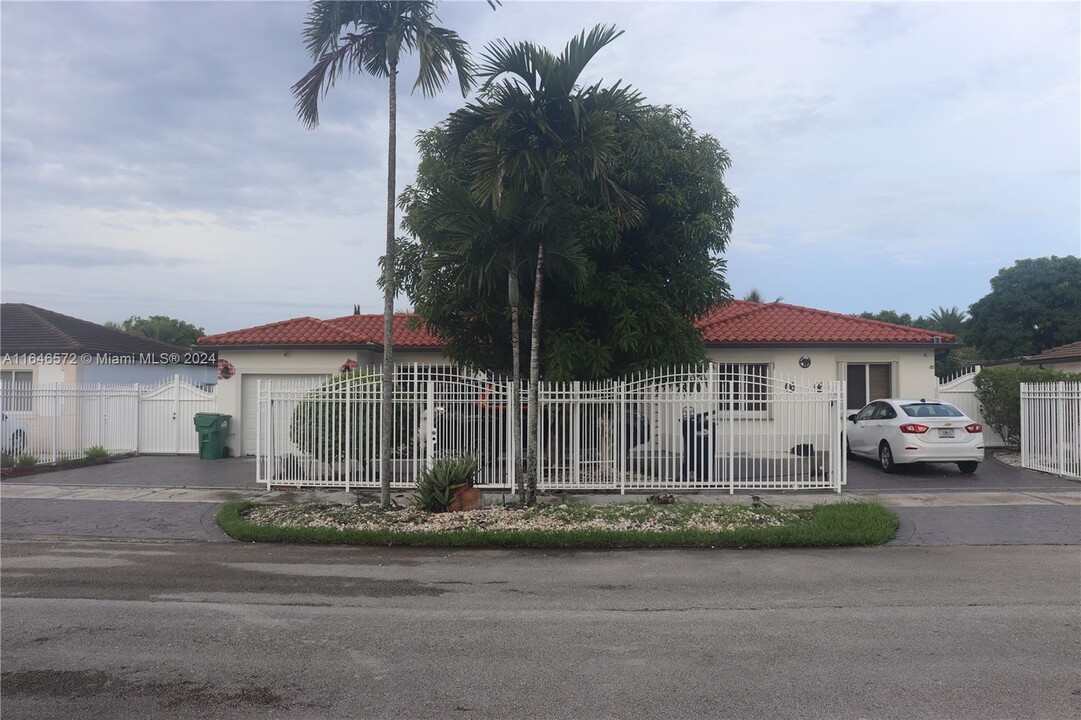 22001 SW 126th Ave in Miami, FL - Foto de edificio