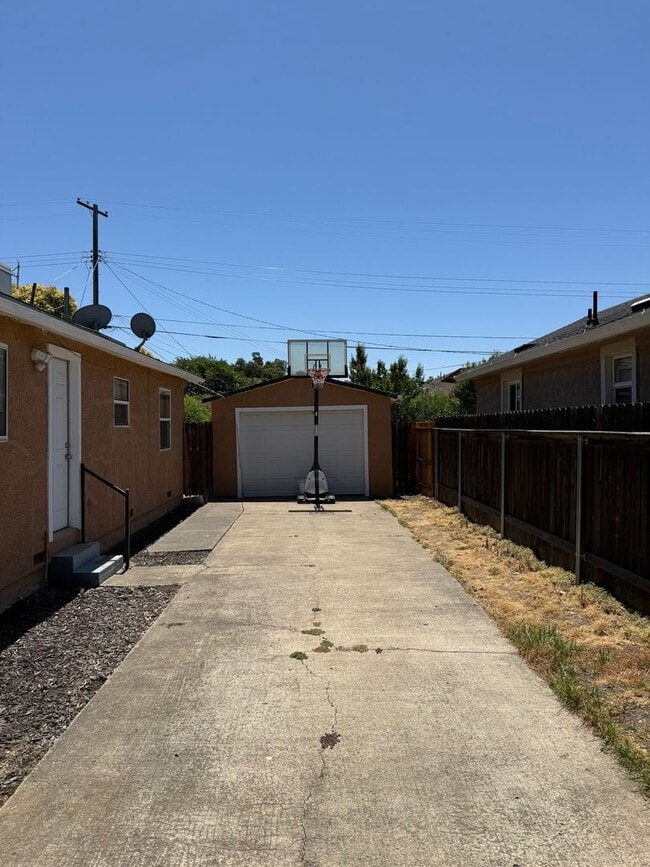 3120 33rd Ave in Sacramento, CA - Building Photo - Building Photo