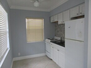 161 SE 5th Ave-Unit -Apt #1 in Delray Beach, FL - Building Photo - Building Photo