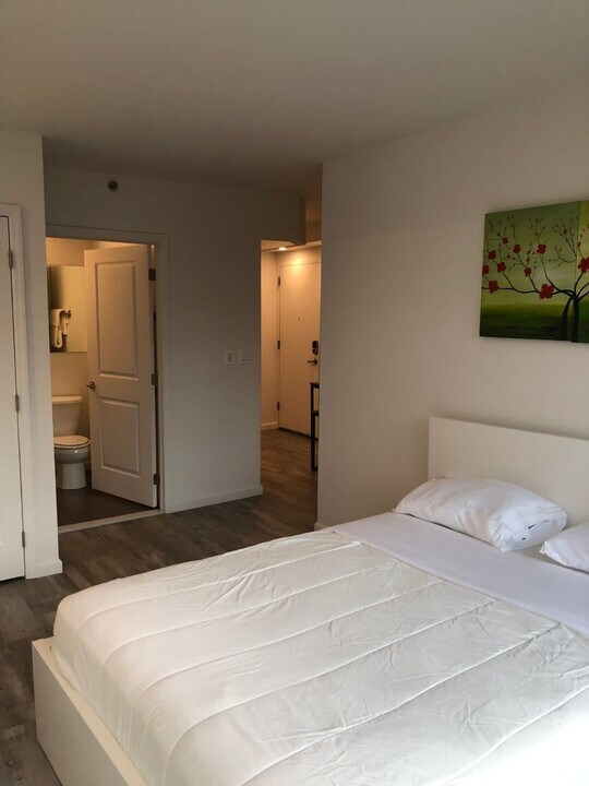 433 W 53rd St in New York, NY - Building Photo