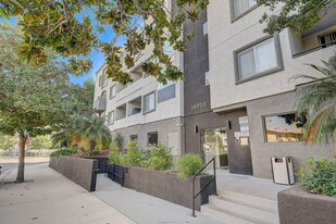 14900 Moorpark Street in Sherman Oaks, CA - Building Photo