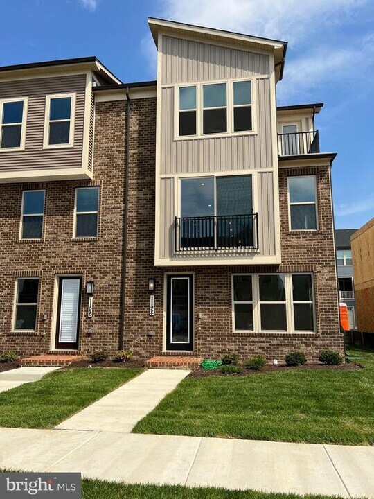 1198 Patuxent Greens Dr in Laurel, MD - Building Photo