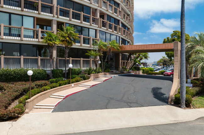 Le Rondelet Condominiums in San Diego, CA - Building Photo - Building Photo