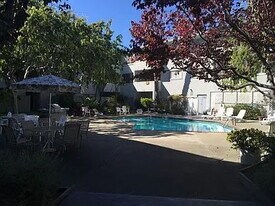 325 Kitty Hawk Rd in Alameda, CA - Building Photo