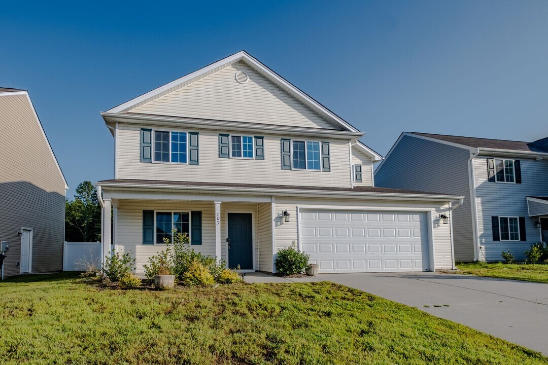 703 Torbay Dr in McLeansville, NC - Building Photo