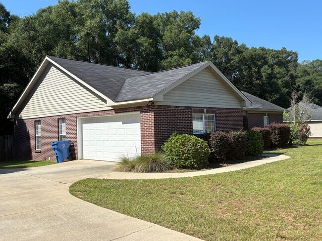 277 Co Rd 737 in Enterprise, AL - Foto de edificio - Building Photo