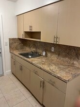 739 NW 53rd St, Unit duplex in Miami, FL - Foto de edificio - Building Photo