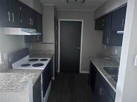 7400 Bellerive Dr in Houston, TX - Building Photo