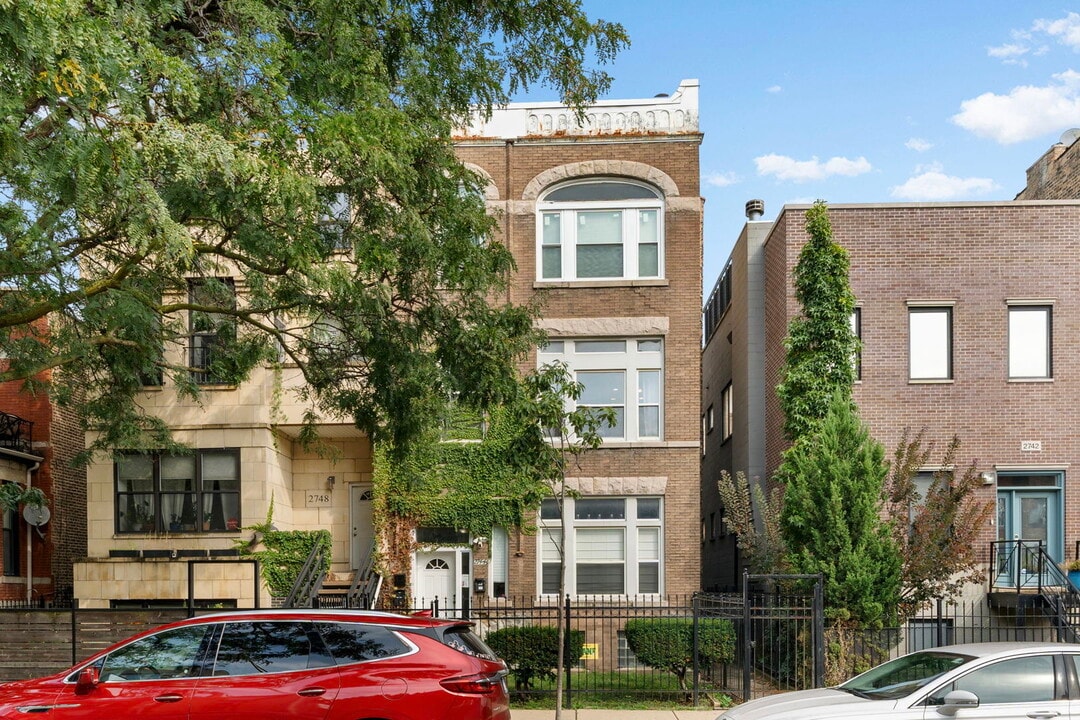 2744 W Haddon Ave in Chicago, IL - Building Photo