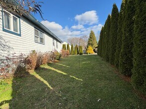 29 Newport Ave in Middletown, RI - Foto de edificio - Building Photo