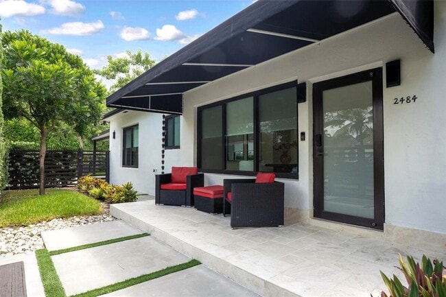 2484 SW 25th St in Miami, FL - Foto de edificio - Building Photo