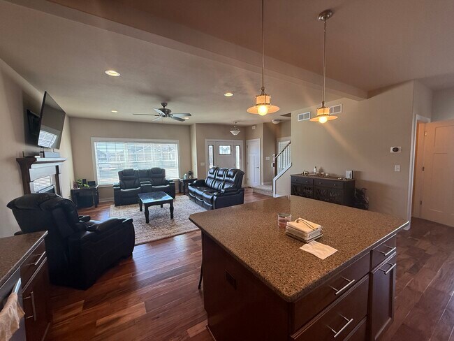 241 S Longfield Dr in Sun Prairie, WI - Foto de edificio - Building Photo