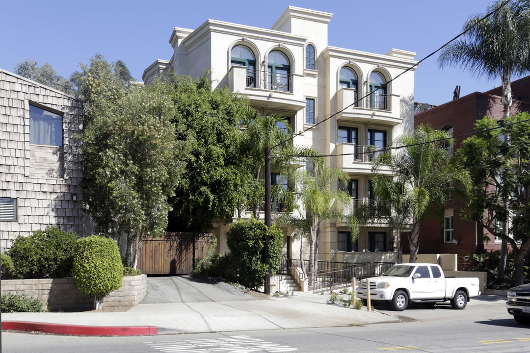 400 S Barrington Ave in Los Angeles, CA - Building Photo