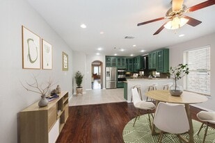 Stylish M Streets townhouse with modern interior & fenced yard in Dallas, TX - Building Photo