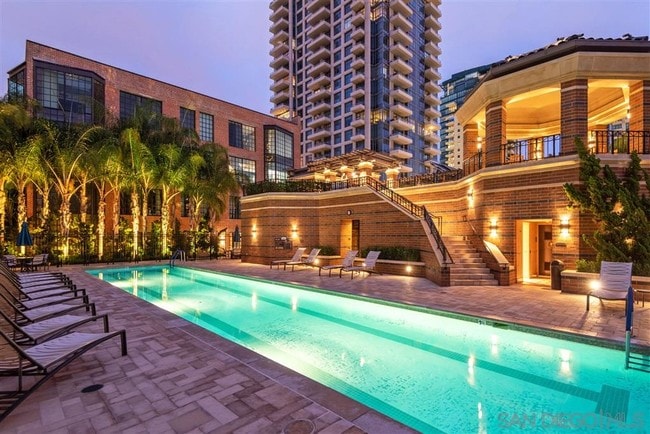 property at 500 W Harbor Dr