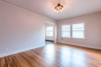 Queen Anne Apartments in Portland, OR - Foto de edificio - Building Photo