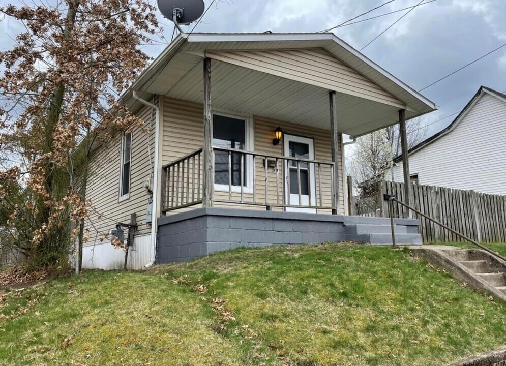1917 2nd St in Moundsville, WV - Building Photo