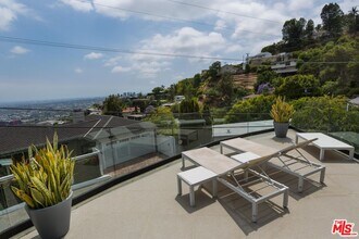 1653 Sunset Plaza Dr in Los Angeles, CA - Building Photo - Building Photo