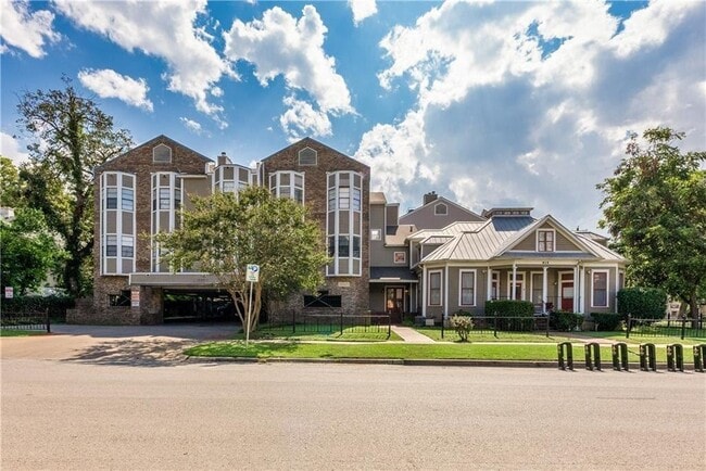 property at 915 W 23rd St