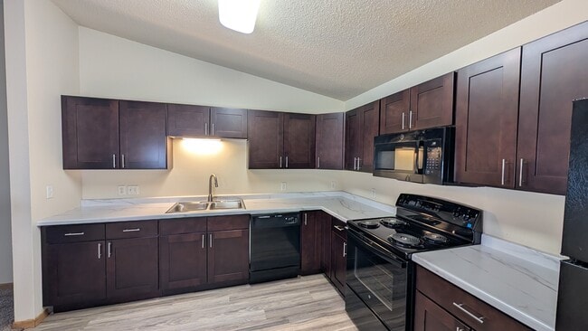 Amber Ridge Apartments in Fargo, ND - Foto de edificio - Building Photo