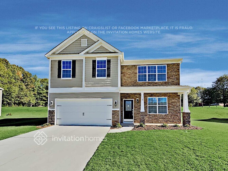 108 Rippling Water Dr in Mount Holly, NC - Building Photo