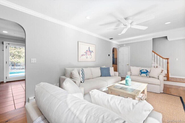 13 Buttercup Ln in Westhampton, NY - Building Photo - Building Photo