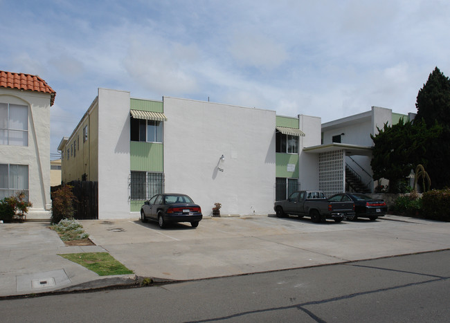 Pacific Diamond Apartments in San Diego, CA - Building Photo - Building Photo