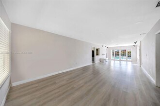 5781 SW 25th St in Miami, FL - Building Photo - Building Photo